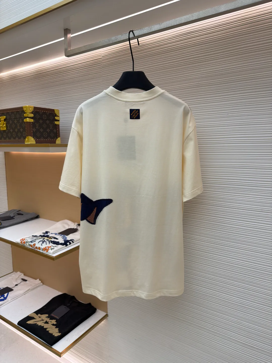LOUIS VUITTON letter printed short-sleeved T-shirt ●Original version: purchased and developed by 10070 ●Item number: 1680688-A35 ●Fabric: pure cotton double yarn fabric ●Technology: printing production ●Version: fitted version ●Weight: about 205 grams ●Size: XS-S-M-L ●Description: The fabric is made of 220 grams pure cotton double yarn fabric It is soft and skin-friendly, highly breathable, and the positioning cutting process oversizes the loose and large version, making the upper body very slimming. The overall wiring is straight and delicate, the fabric is comfortable and soft, and the color is consistent without color difference. It can be matched with the same style to create a fashionable look and control various occasions. Customized accessories, complete with three standards, same style for men and women!